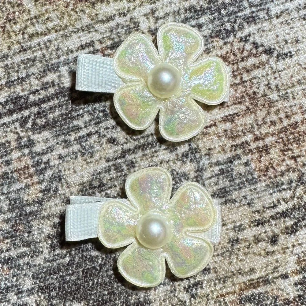 White Flower Hair Clips With Pearl Centers